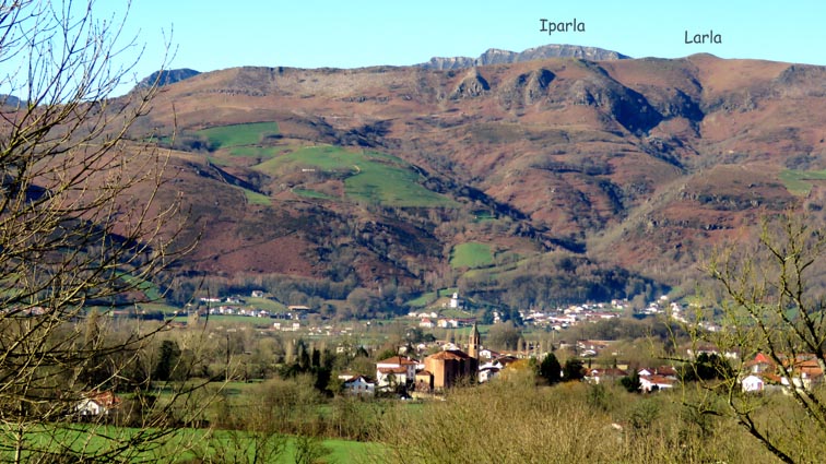 Nous profitons d'un magnifique point de vue sur les villages d'Ossès et Saint Martin-d'Arrossa.