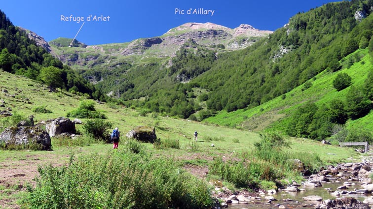 Nous voyons le refuge d'Arlet à gauche du Pic d'Aillary.