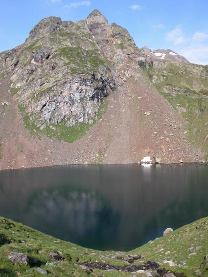 Le lac d'Uzious dominé par le pic d'Anglas.