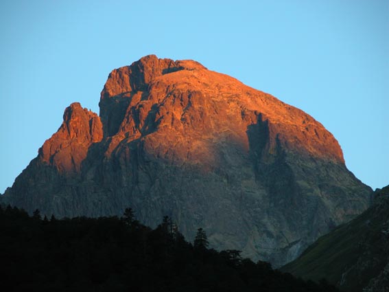Lever de soleil sur le sommet du Pic du Midi d'Ossau.