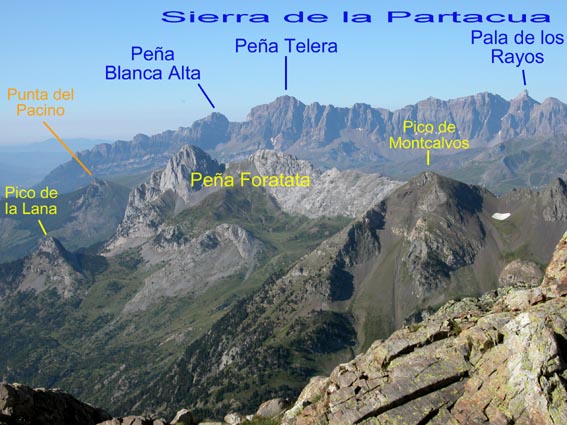 La Sierra de la Partacua, avec la Foratata au premier plan.