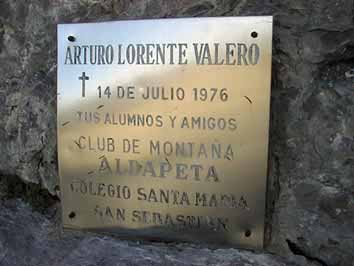 Arturo Lorente Valero 14 de julio 1976 tus alumnos y amigos Club de montaña ALDAPETA Colegio Santa Maria San Sebastian.