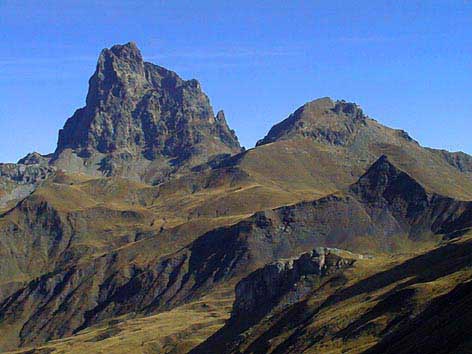 Pic du Midi d'Ossau (remarquer la pointe Jean Santé à droite) et Pic de Peyreget.