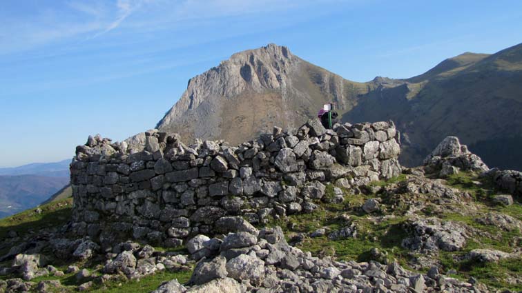 La tour du sommet d'Auza Gaztelu avec le txindoki en arrière-plan