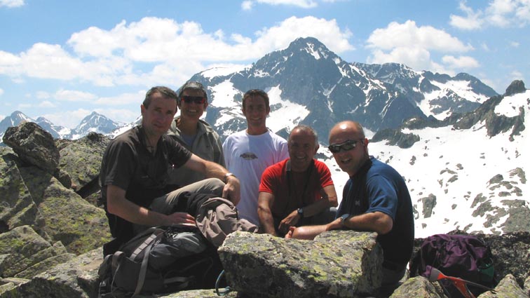 L'équipe au sommet du Batboucou, avec le Balaïtous en toile de fond.