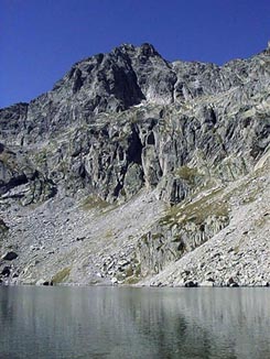 Le Palas se mire dans le lac de Batcrabre.