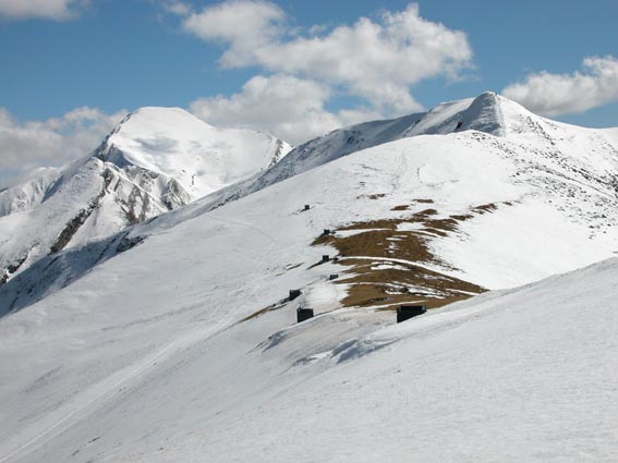 Le Pic d'Orhy et le Bizkarze à droite, avec la crête d'Hourharguiéta au premier plan.