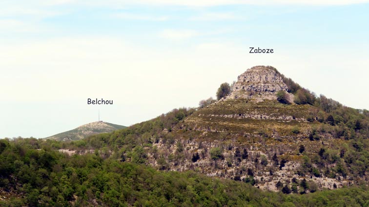 Nous pouvons voir la cime pyramidale du Belchou qui pointe avec son antenne à gauche de Zabozé.
