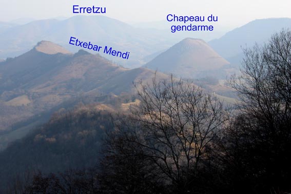 Le Chapeau du gendarme, Etchebar Mendi et le sommet d'Erretzu.