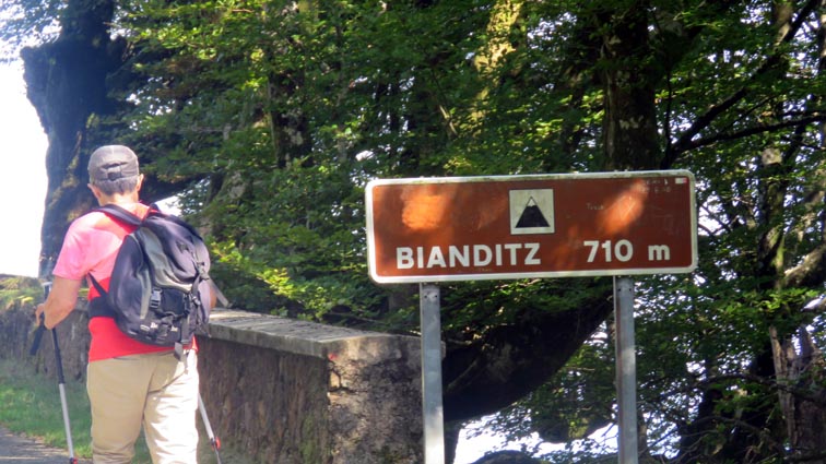 Un panneau indique : "Bianditz - 710m"