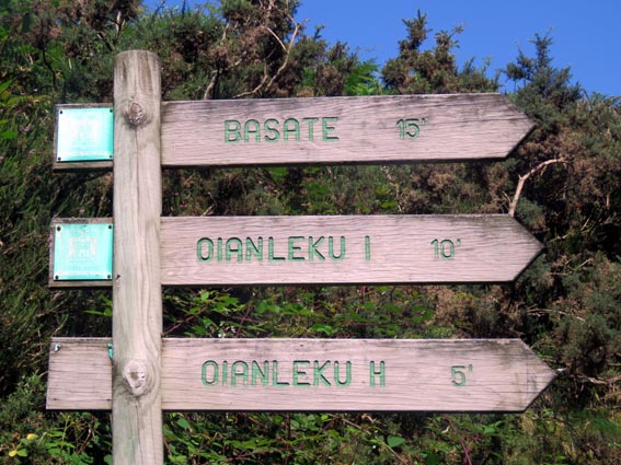 Un panneau annonce "Oianleku I" à 10 minutes.