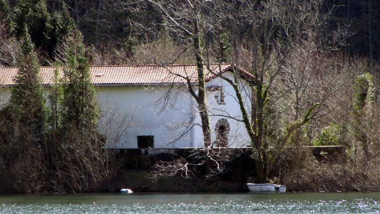 Ermita de San anton sur la rive Est du barrage