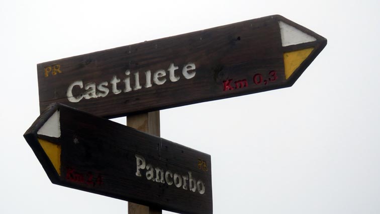 Un panneau indique "Castillete 0,300km" sur la droite.