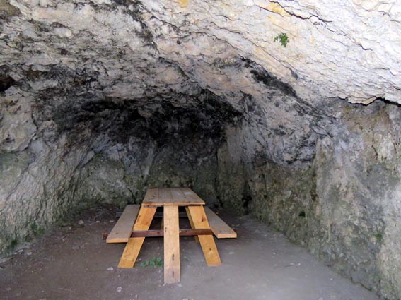Nous passons devant une grotte équipée d'une table et de bancs.