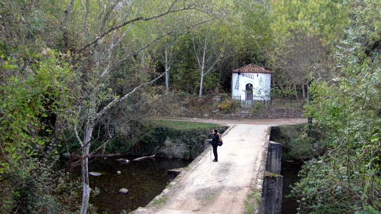 Le  pont sur le río Iregua, en face d'une petite construction en forme de moulin.
