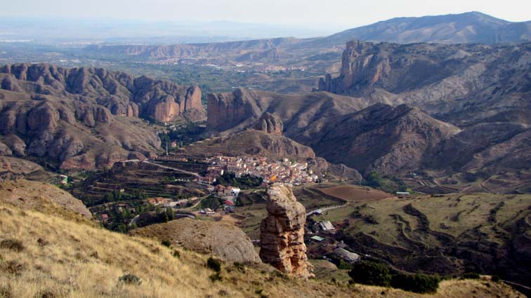 Vue sur Viguera et la Peña Bajenza depuis le sommet du Cerro del Castillo de Viguera