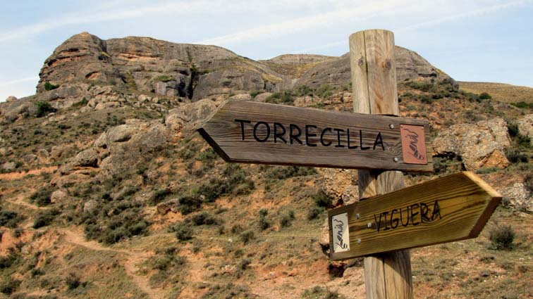 Un panneau indique Viguera au Nord et Torrecilla au Sud.