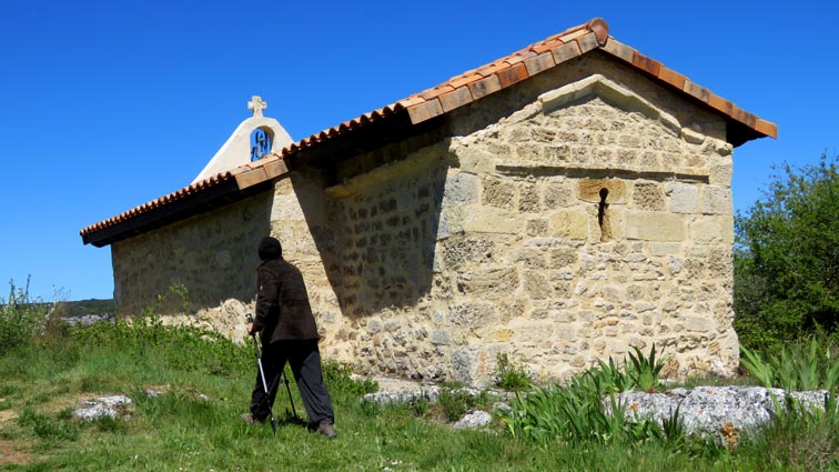 Nous atteignons l'ermitage de Santa Centola y Elena, implanté au sommet de Castrosiero