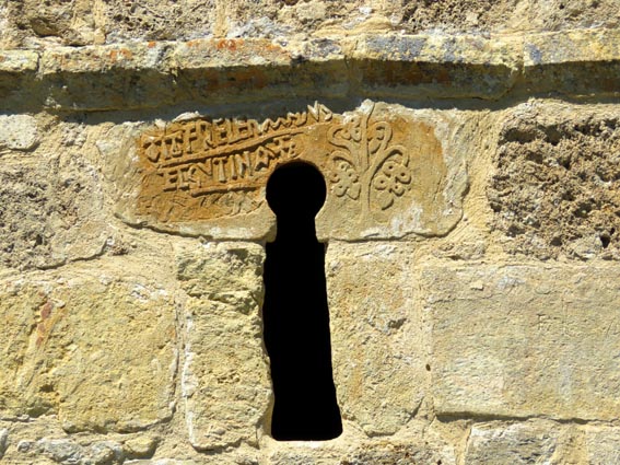 Au-dessus de la fenêtre de l'abside qui se trouve côté Est, une inscription évoque le non des fondateurs de cet ermitage : "Fredenandus" et "Gutina" entre deux croix pattées wisigothes. On trouve également sur la décoration de cette pierre la représentation d'un arbre de vie.