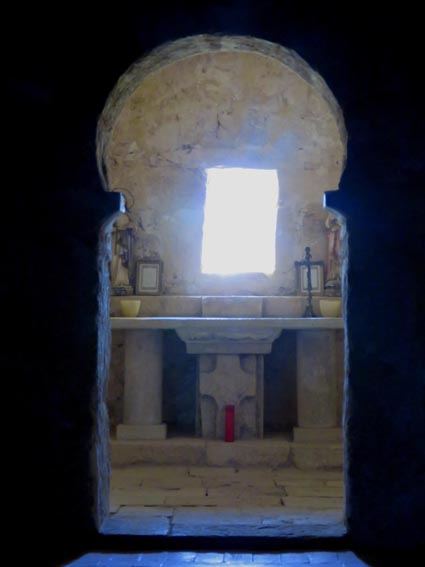 La nef et l'abside sont séparées par un mur percé d'une ouverture dont la partie supérieure est en arc outrepassé comme on le rencontre fréquemment dans l'architecture wisigothe.