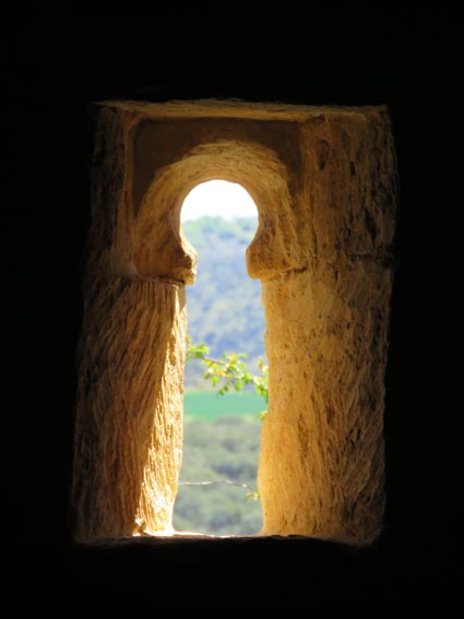 La fenêtre de l'abside de l'ermitage de Santa Centola y Elena