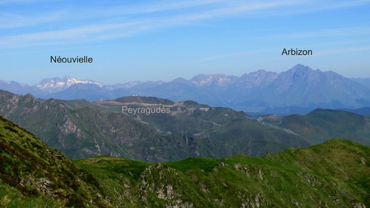 Le massif du Néouvielle et l'Arbizon en arrière-plan de la station de Peyragudes