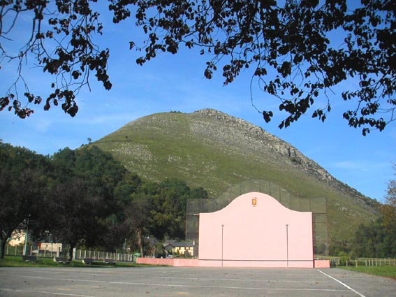 Le Chapeau du Gendarme et le fronton d'Atheyr.