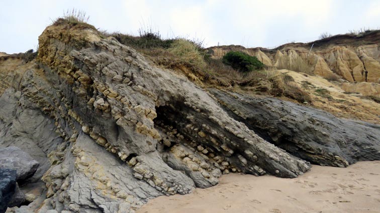 L'alternance de couches marno-calcaires jaunes et de marnes grises est assez spectaculaire.