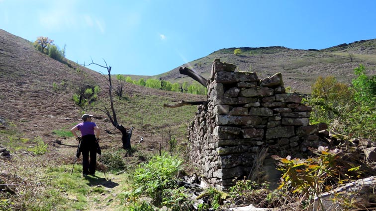 Une marque jaune a t place sur l'angle d'une bergerie en ruines sur notre droite.