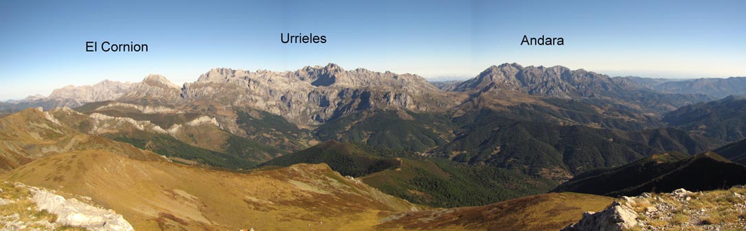 Vue générale sur les trois massifs principaux des Picos de Europa.