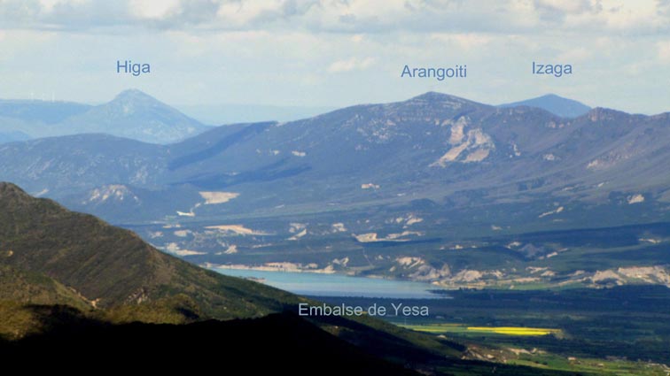 Higa, Arrangoiti, Izaga et l'embalse de Yesa, avec le monastère de Leyre au-dessus à droite.