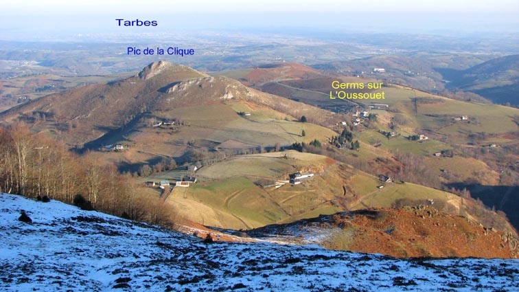 Tarbes, le Pic de la Clique et le village de Germs sur l'Oussouet.
