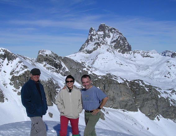 Le "trio" au sommet du Cuyalaret avec l'Ossau en arrière-plan.