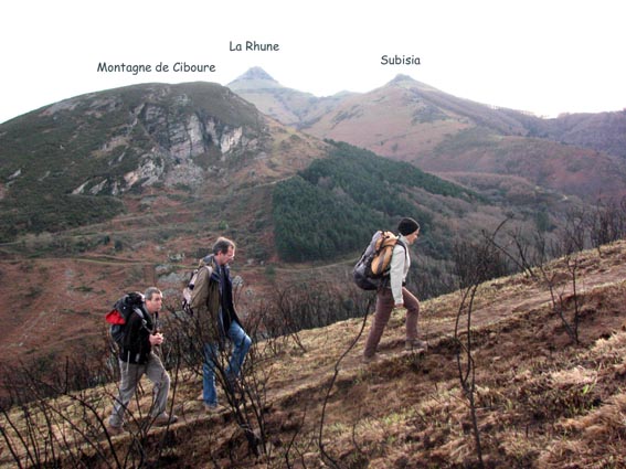 Nous voyons sur notre gauche, la face Ouest de la Montagne de Ciboure, avec des parois rocheuses verticales, vestiges d'une ancienne carrire.