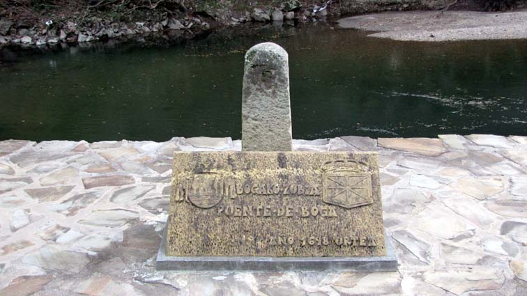 Une stèle placée contre une borne indique l'ancien emplacement du pont de Boga
