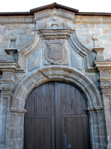 Porte baroque de l'glise.