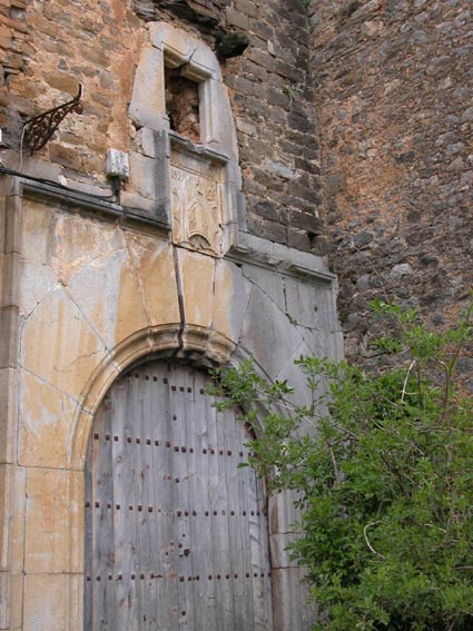Porte blasonne du monastre.