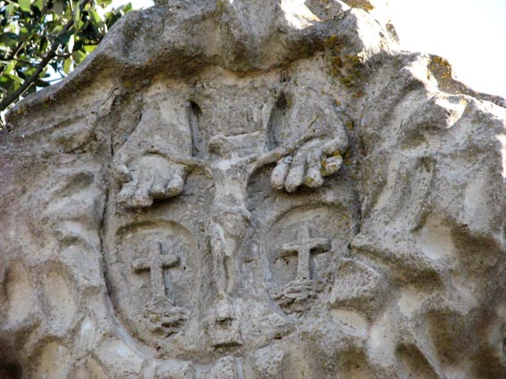 La croix du Christ qui est en train de mourir est entre les mains de Dieu, elle est entoure par celles des larrons