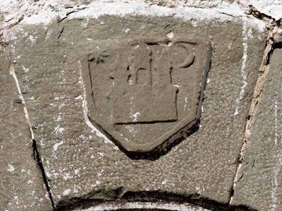 Blason au-dessus de la porte sud de l'ermitage.