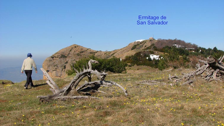 Nous apercevons l'ermitage San Salvador  l'Ouest, juch au sommet des falaises.