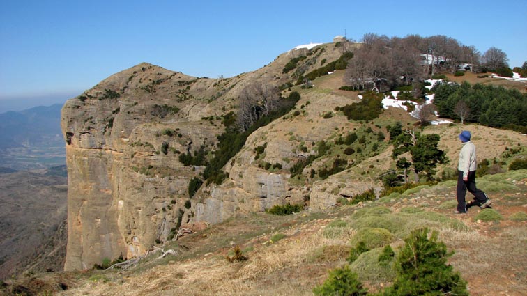 L'ermitage San Salvador est situ sur le sommet de droite.