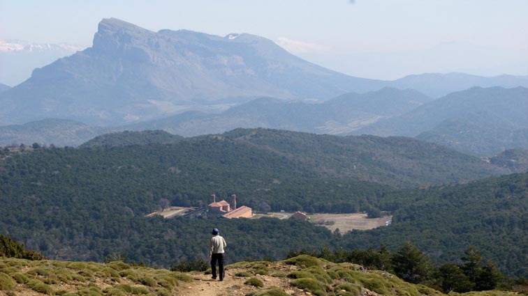 Le nouveau monastre de San Juan de la Pea avec la Pea Oroel en arrire-plan.