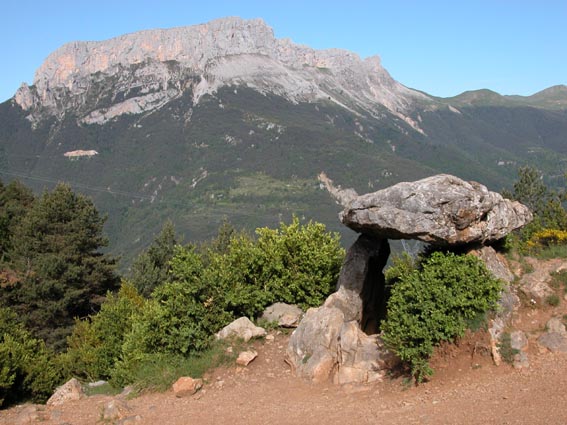 Le dolmen de Tella: "Piedra de Vasar" avec le Castillo Mayor  l'arrire-plan.