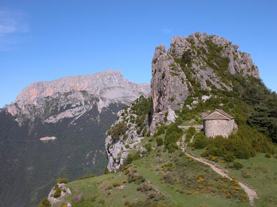 L'ermitage "de los Santos Juan y Pablo" avec le Castillo Mayor sur la gauche.