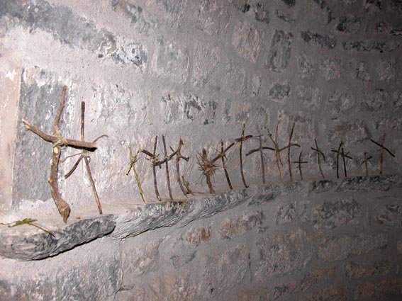 Croix dposes par les fidles, tmoins d'une ferveur pleine de simplicit.