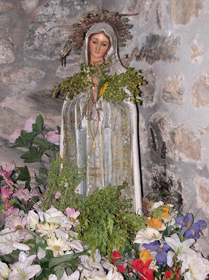 Vierge dont le vêtement est décoré avec une grande délicatesse.