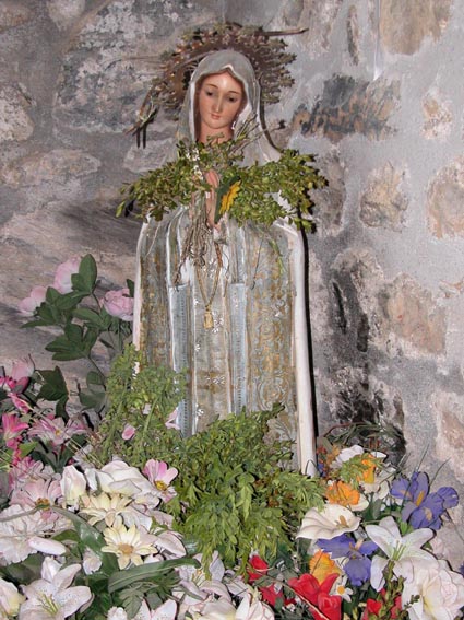 Vierge dont le vtement est dcor avec une grande dlicatesse.