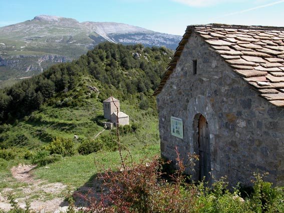 L'ermitage de la Virgen de Fajanillas vu depuis l'ermitage Virgen de la Pea.