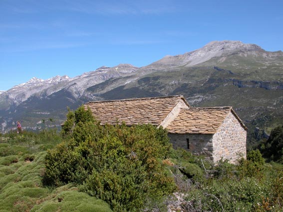 L'ermitage Virgen de la Pea, avec las Tres Marias  l'arrire-plan.