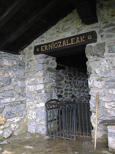 La cabane des "Erniozaleak" dans le petit col sous le sommet.